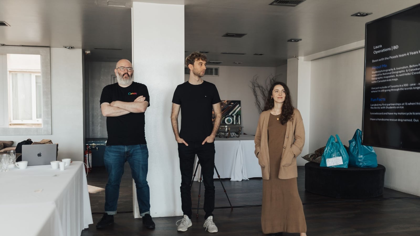 The Basongoelyx editorial team in their office in Linz.